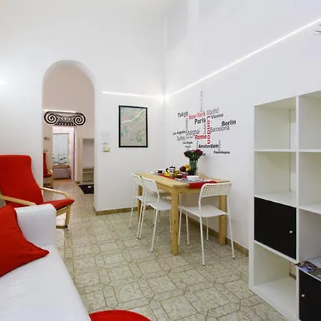Spanish Steps White Studio דירה